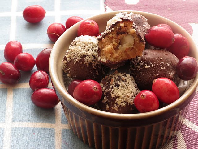 Peanut Butter and Almond Truffles, sugar free Recipe: Veggie Magazine